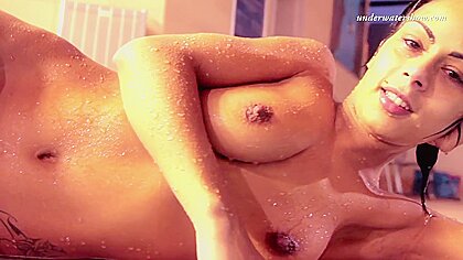 Sexy Zlata Babe Get Horny In The Pool