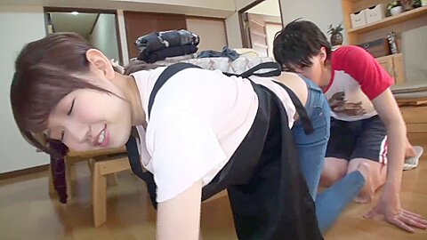 A Housekeeper Who Is An Active Full-time Housewife. I Thought It Would Be An Old Lady Who Would Come